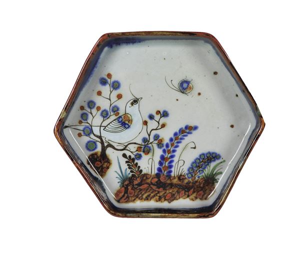 Small oriental center in porcelain and enamels