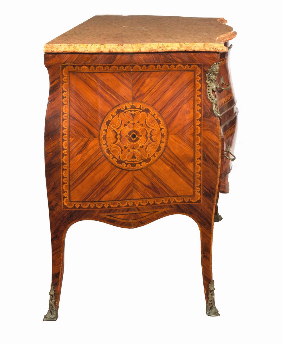 Cassettone napoletano Luigi XV a forma bombata in noce, bois de rose ed ebano viola