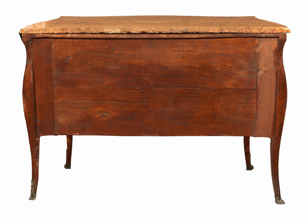 Cassettone napoletano Luigi XV a forma bombata in noce, bois de rose ed ebano viola