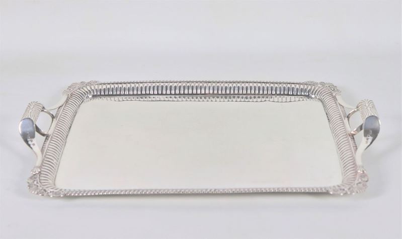 Vassoio in argento cesellato e sbalzato. Argentiere Mikhail Karpinski - San Pietroburgo