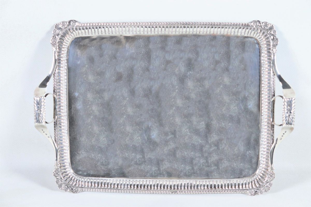 Vassoio in argento cesellato e sbalzato. Argentiere Mikhail Karpinski - San Pietroburgo
