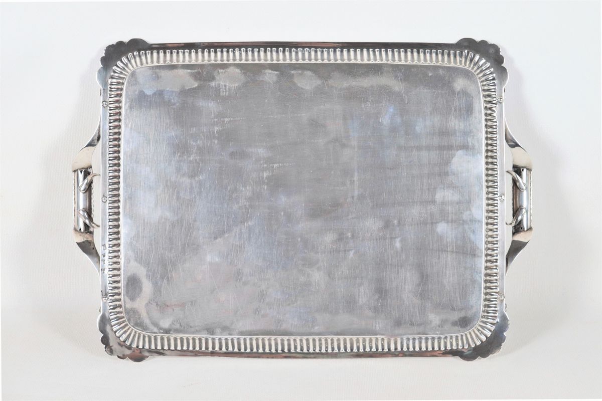 Vassoio in argento cesellato e sbalzato. Argentiere Mikhail Karpinski - San Pietroburgo