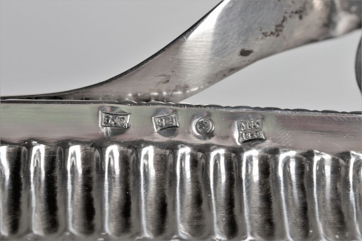 Vassoio in argento cesellato e sbalzato. Argentiere Mikhail Karpinski - San Pietroburgo