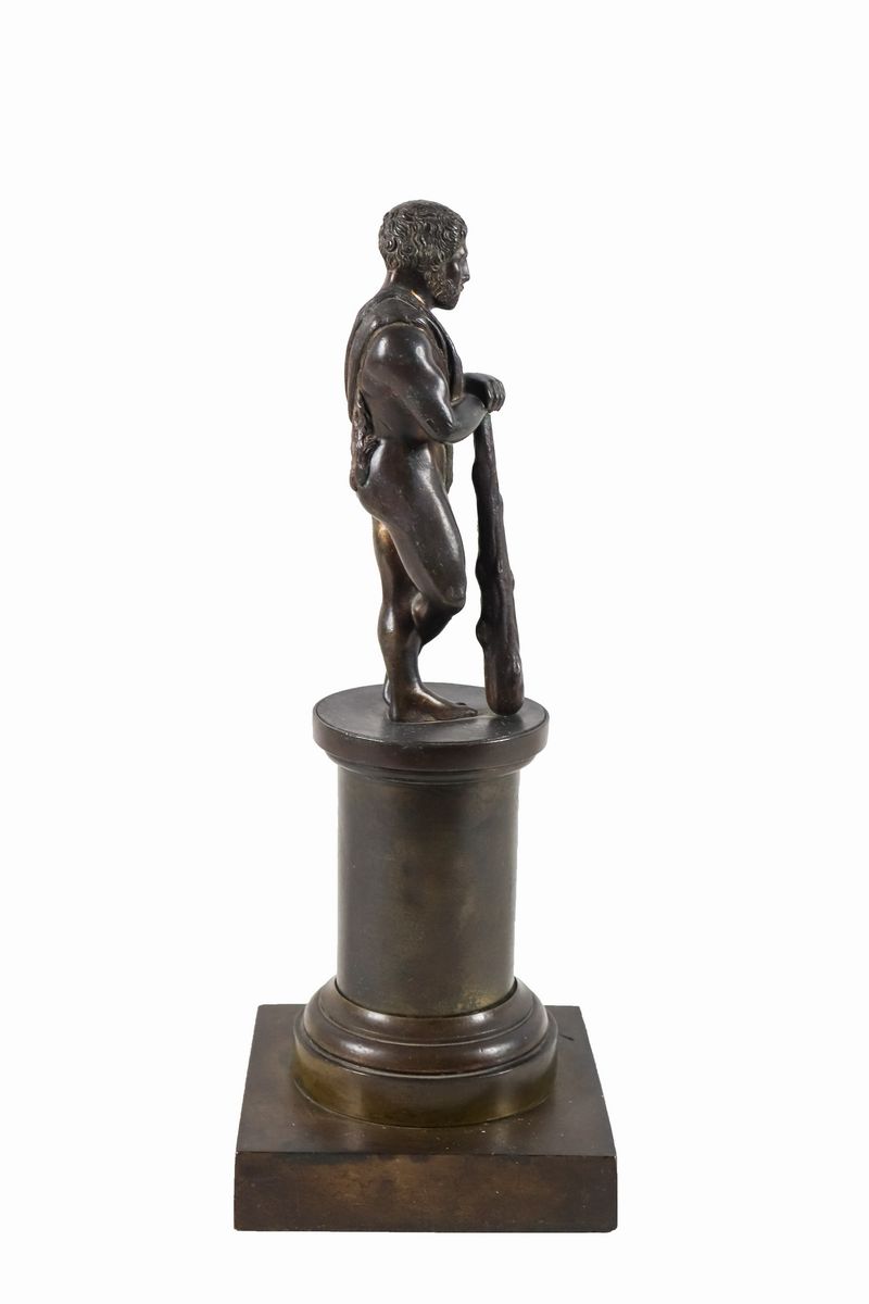 Antica scultura in bronzo patinato "Ercole"