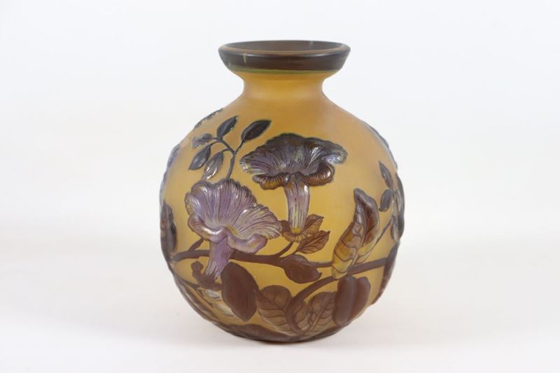 Vaso in vetro fuso multistrato con decoro acidato a motivi di fiori e foglie. Firmato Nancy