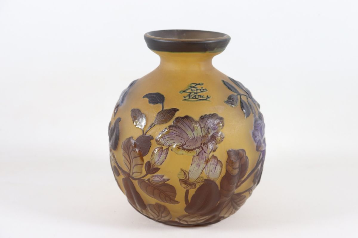 Vaso in vetro fuso multistrato con decoro acidato a motivi di fiori e foglie. Firmato Nancy