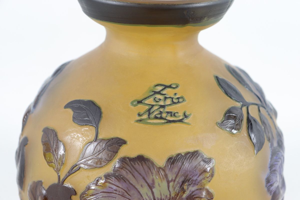 Vaso in vetro fuso multistrato con decoro acidato a motivi di fiori e foglie. Firmato Nancy