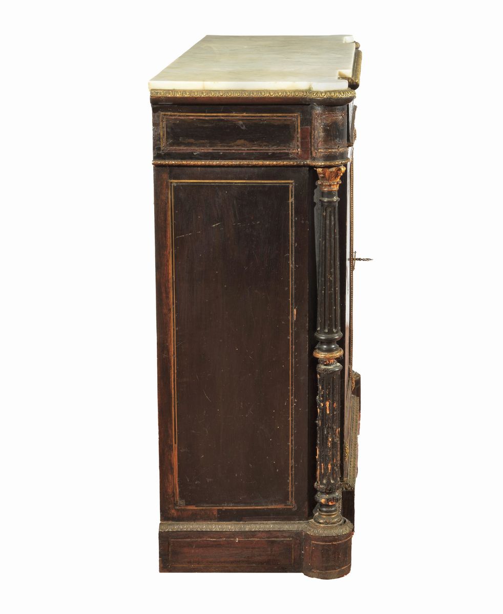 Credenza francese Napoleone III in legno ebanizzato con intarsi in metallo dorato alla maniera Bo...