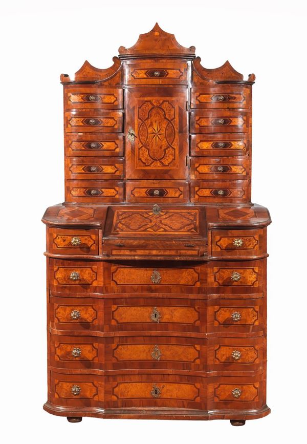 Trumeau Epoca Maria Teresa, Austria 1740 - 1780, in noce, radica di tuja, radica d'ulivo e legno di acero, interamente intarsiato a motivi geometrici e volute intrecciate. Sulle tre cimase marcate a fuoco le iniziali F. V. e al centro calice con ostia