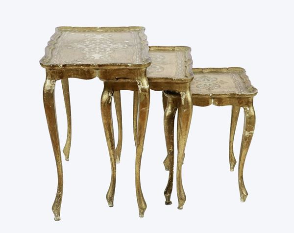 Nido di tre tavolinetti Liberty in legno dorato