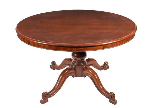 Round dining table in solid mahogany