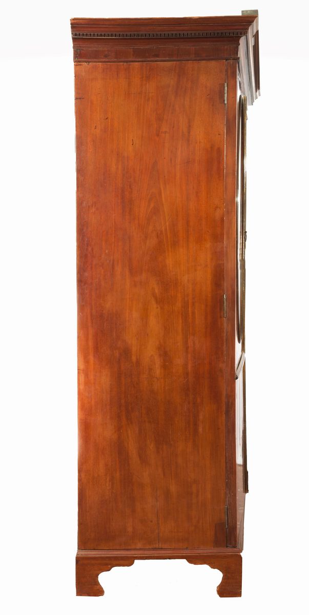 Antico armadio Sheraton in mogano a due sportelli