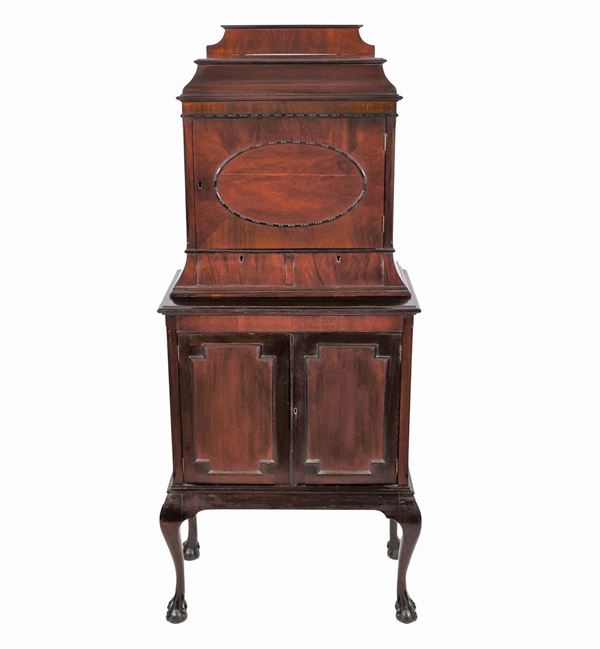 Small English cabinet of hepplewhite line in mahogany