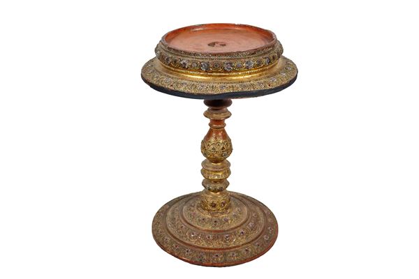 Piccolo tavolinetto orientale a forma tonda in legno dorato ed intagliato