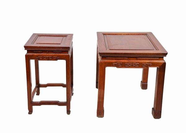 Lotto di due piccoli sgabelli cinesi in legno di rosewood