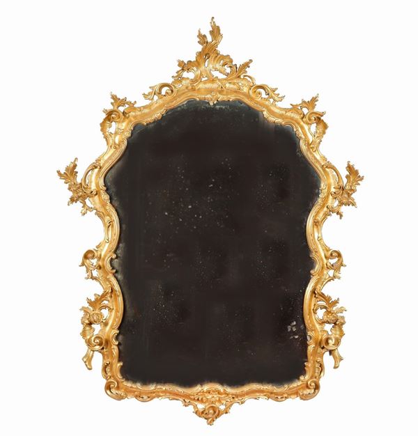 Specchiera di linea Luigi XV in legno dorato