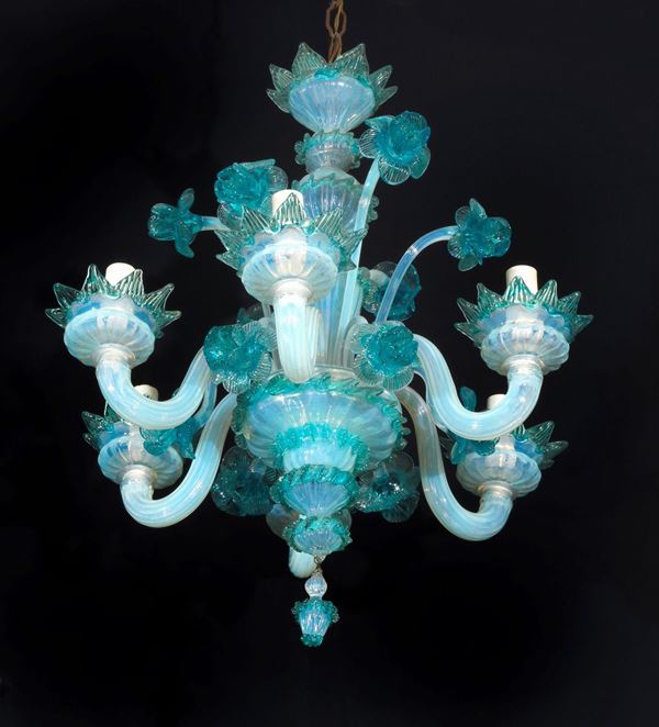 Piccolo lampadario in vetro soffiato di Murano lattice con applicazioni di fiori e foglie in azzurro