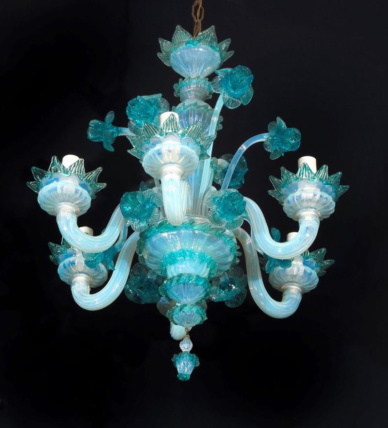 Piccolo lampadario in vetro soffiato di Murano lattice con applicazioni di fiori e foglie in azzu...