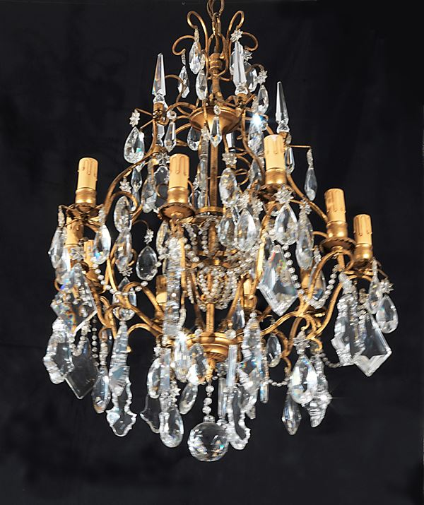 Chandelier in gilded metal with bohemian crystal prisms, pendants and calatine