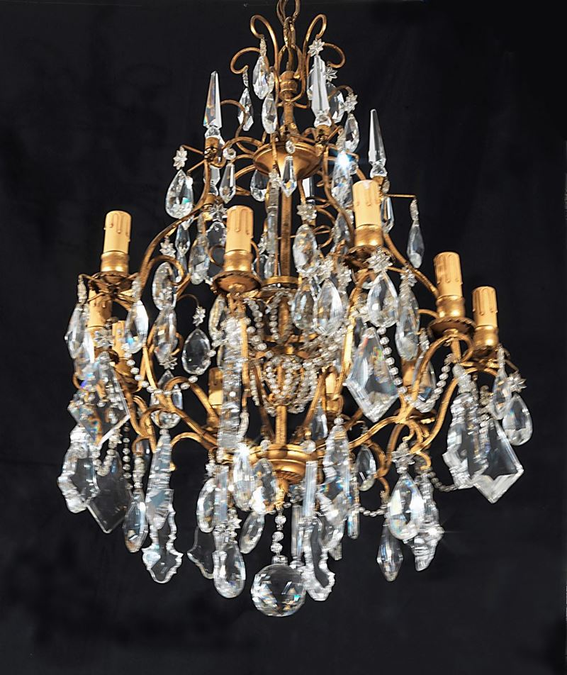 Lampadario in metallo dorato con prismi, pendagli e calatine in cristallo di Boemia
