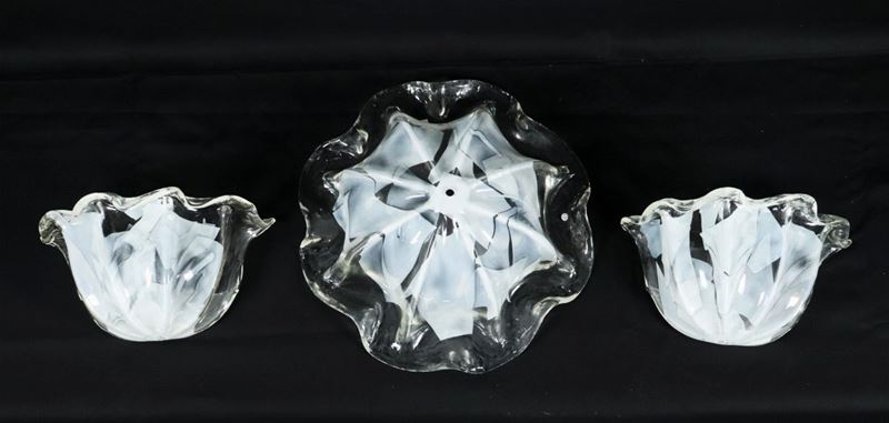Plafoniera da soffitto e due appliques a forma di conchiglia in vetro soffiato di Murano bianco e...