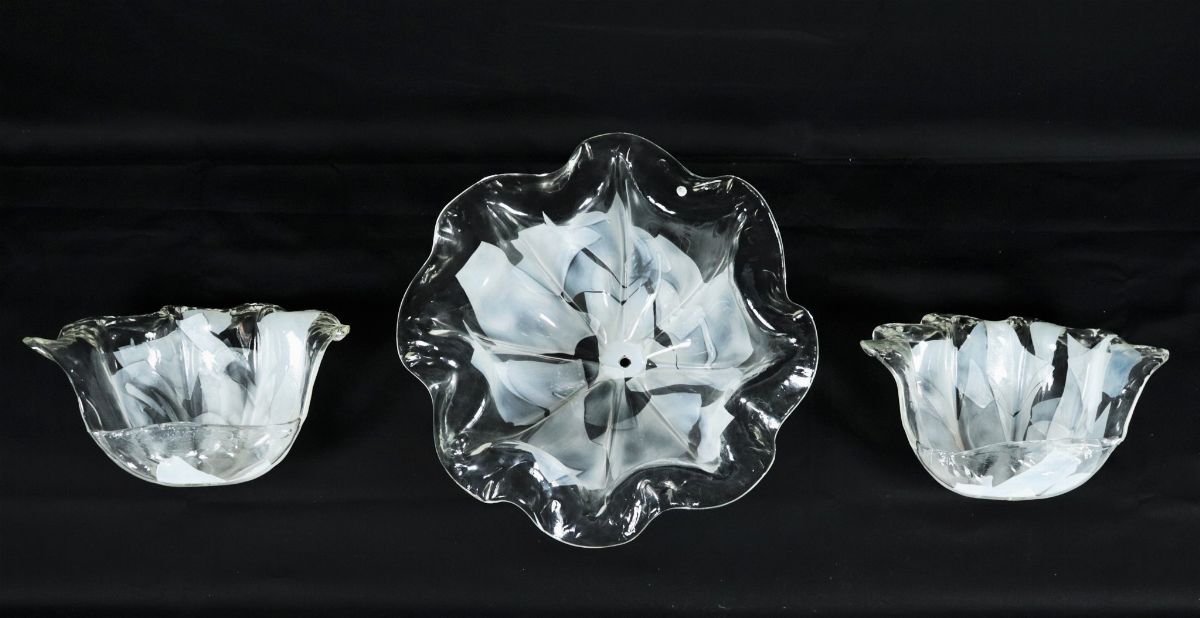 Plafoniera da soffitto e due appliques a forma di conchiglia in vetro soffiato di Murano bianco e...