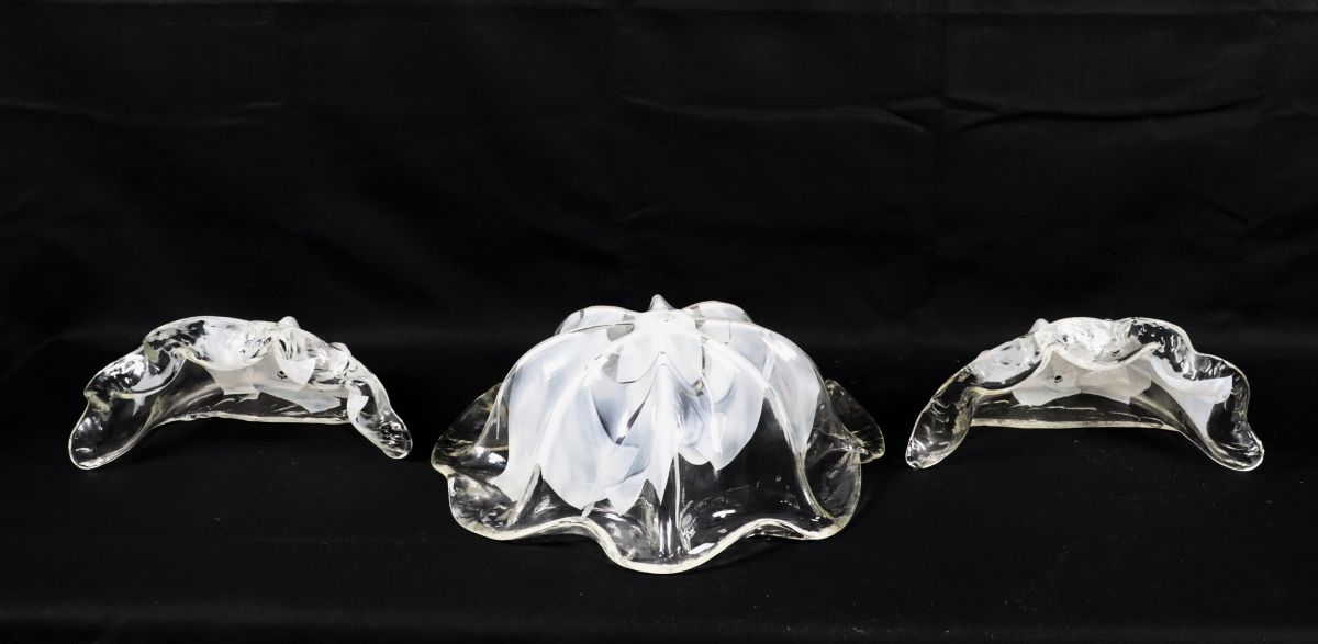 Plafoniera da soffitto e due appliques a forma di conchiglia in vetro soffiato di Murano bianco e...