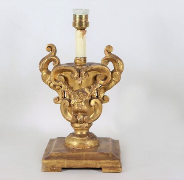 Antique table lamp in the shape of an amphora in gilded wood
