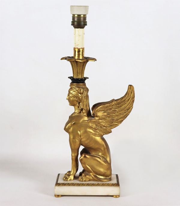 Lampada da tavolo francese in bronzo dorato a forma di "Sfinge"