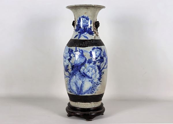 Chinese vase in porcelain with blue decorations of "Flowers and oriental bird"