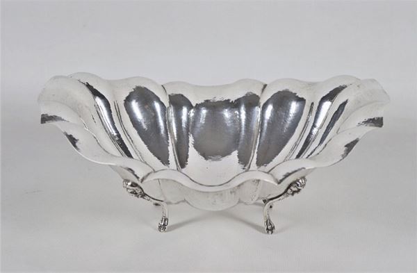 Oval fruit bowl in silver supported by four feet gr. 410