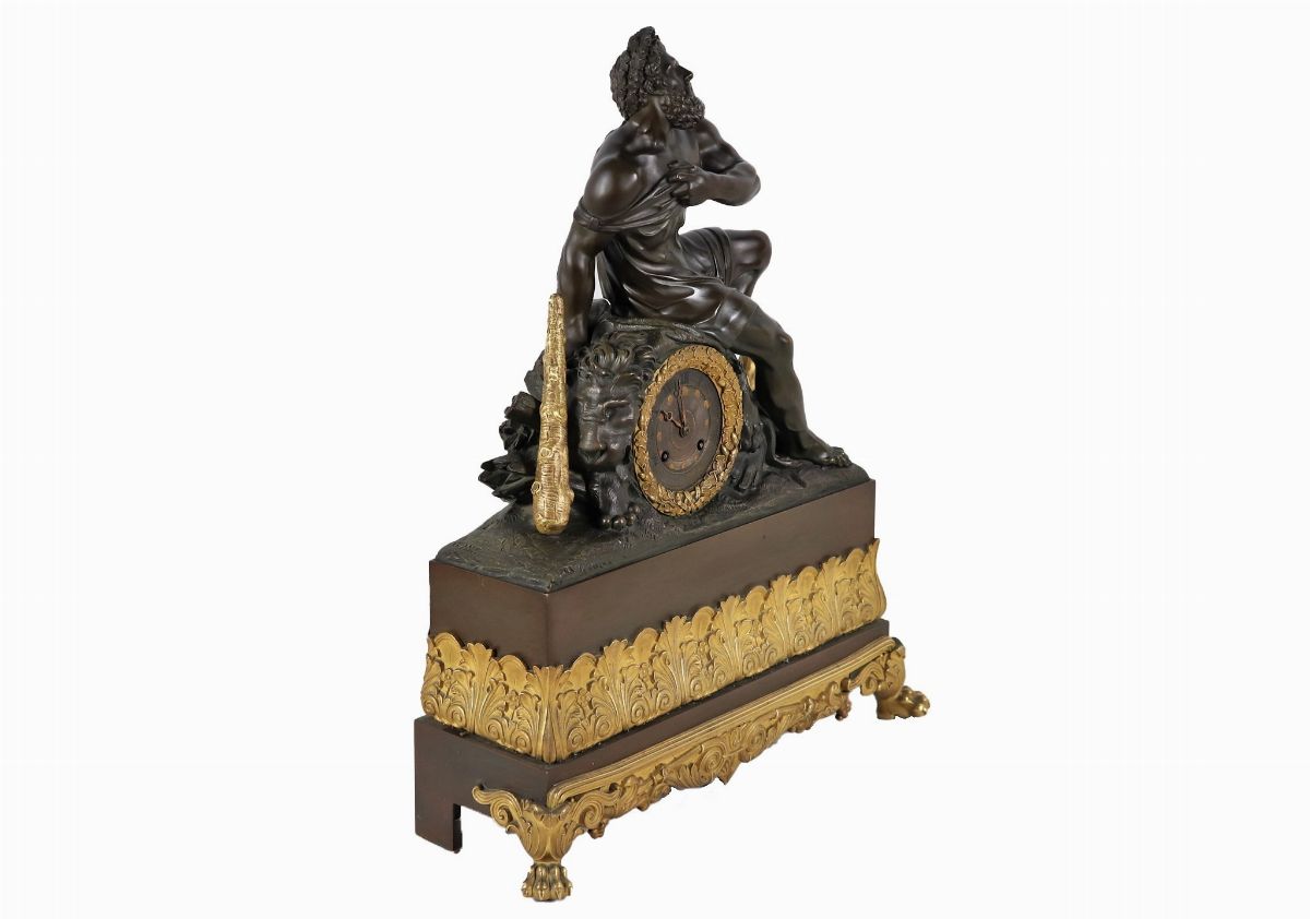 Antica pendola da tavolo francese con scultura raffigurante "Ercole e il leone" in bronzo patinat...