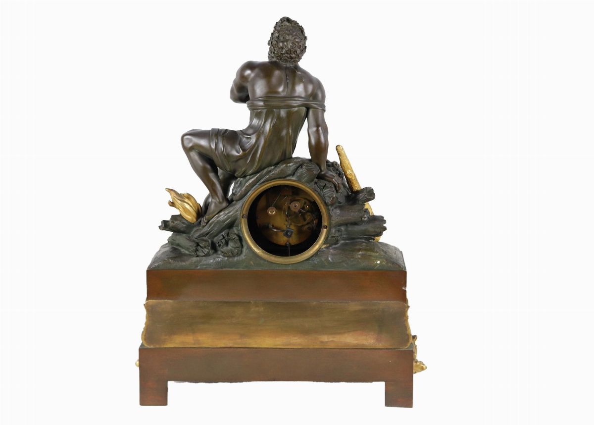 Antica pendola da tavolo francese con scultura raffigurante "Ercole e il leone" in bronzo patinat...
