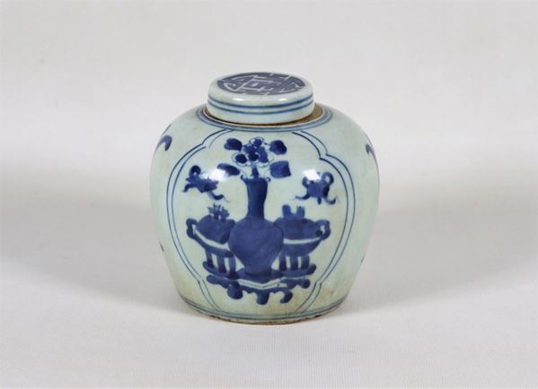 Ancient small Chinese potiche