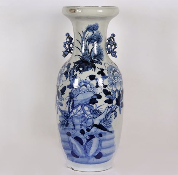 Antico vaso cinese in porcellana bianca con decorazioni in blu
