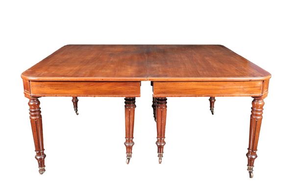 Antique extendable dining table in solid mahogany