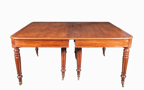 Antique extendable dining table in solid mahogany