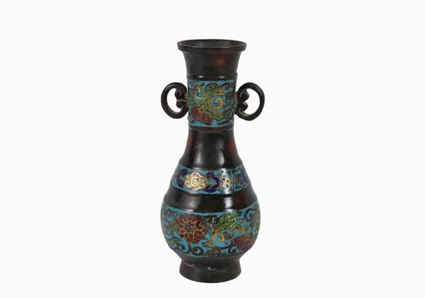 Antico piccolo vaso cinese in bronzo con decorazioni floreali in smalti cloisonné policromi