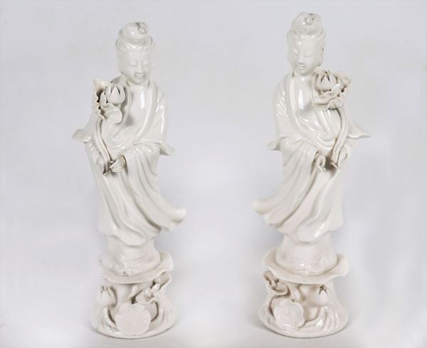 Coppia di statuine cinesi "Geishe" in porcellana bianca
