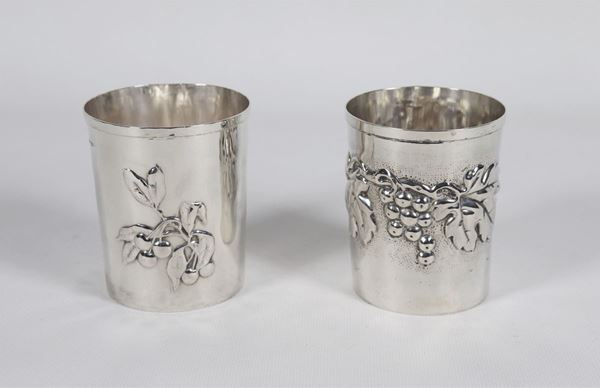 Pair of silver wine glasses with embossed embossed fruit motifs gr. 190