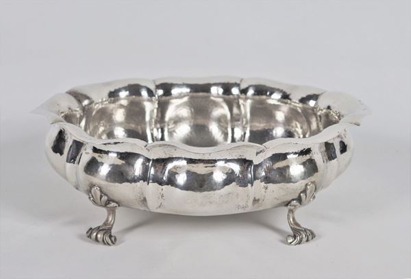 Ancient fruit bowl in hammered silver in an oval shape with ribs and pods supported by four curved feet gr. 880