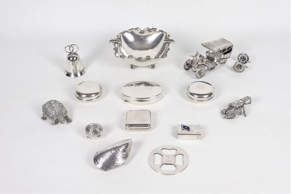 Lot in chiseled and embossed silver (13 pcs) gr. 800