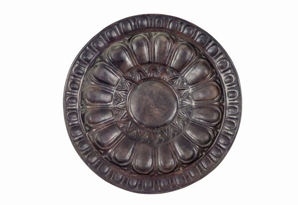 Large wall plate called "compendiario" in majolica decorated with fake bronze