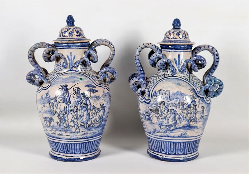 Coppia di vasi biansati con coperchi in maiolica smaltata di Savona decorati in monocromia blu co...