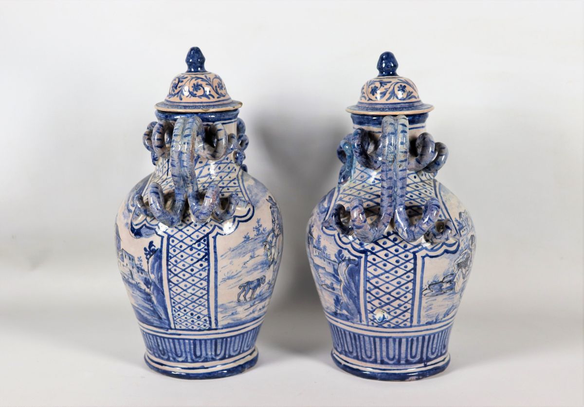 Coppia di vasi biansati con coperchi in maiolica smaltata di Savona decorati in monocromia blu co...