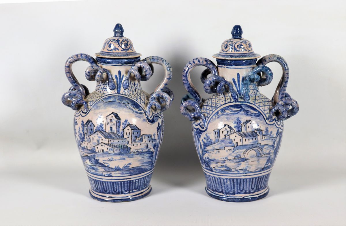 Coppia di vasi biansati con coperchi in maiolica smaltata di Savona decorati in monocromia blu co...