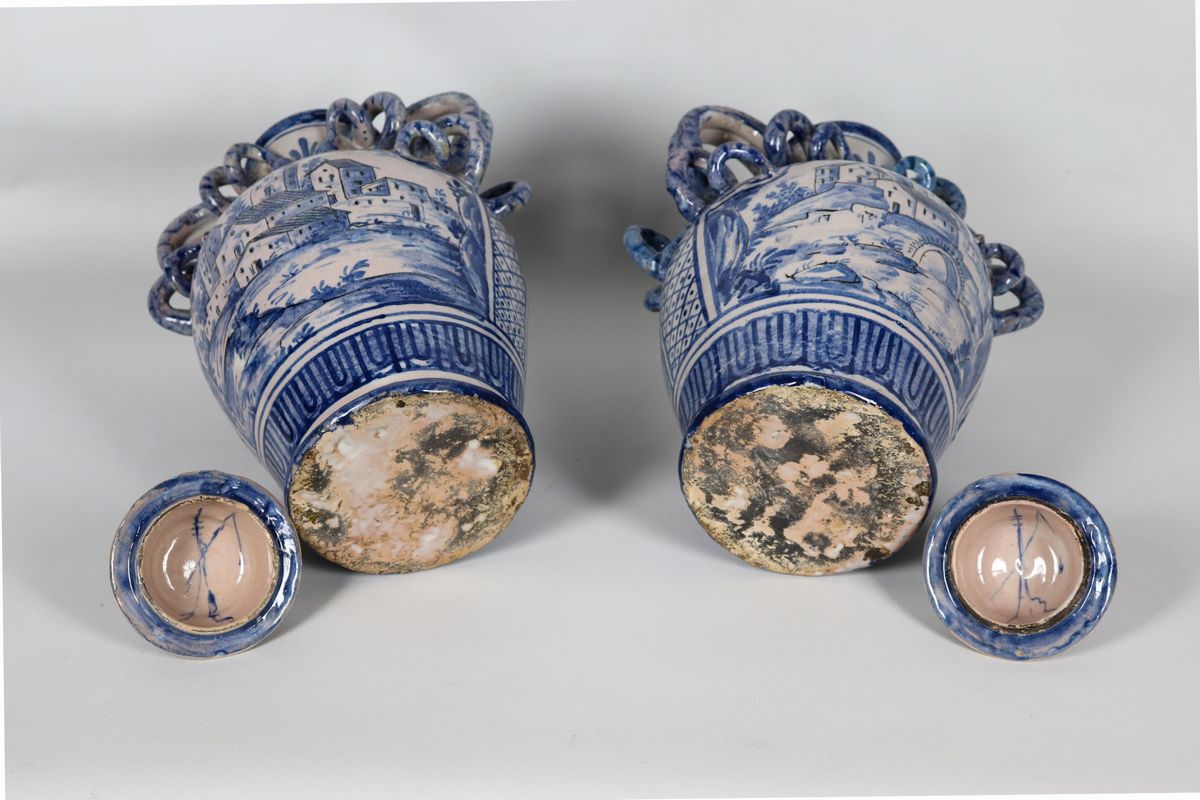 Coppia di vasi biansati con coperchi in maiolica smaltata di Savona decorati in monocromia blu co...