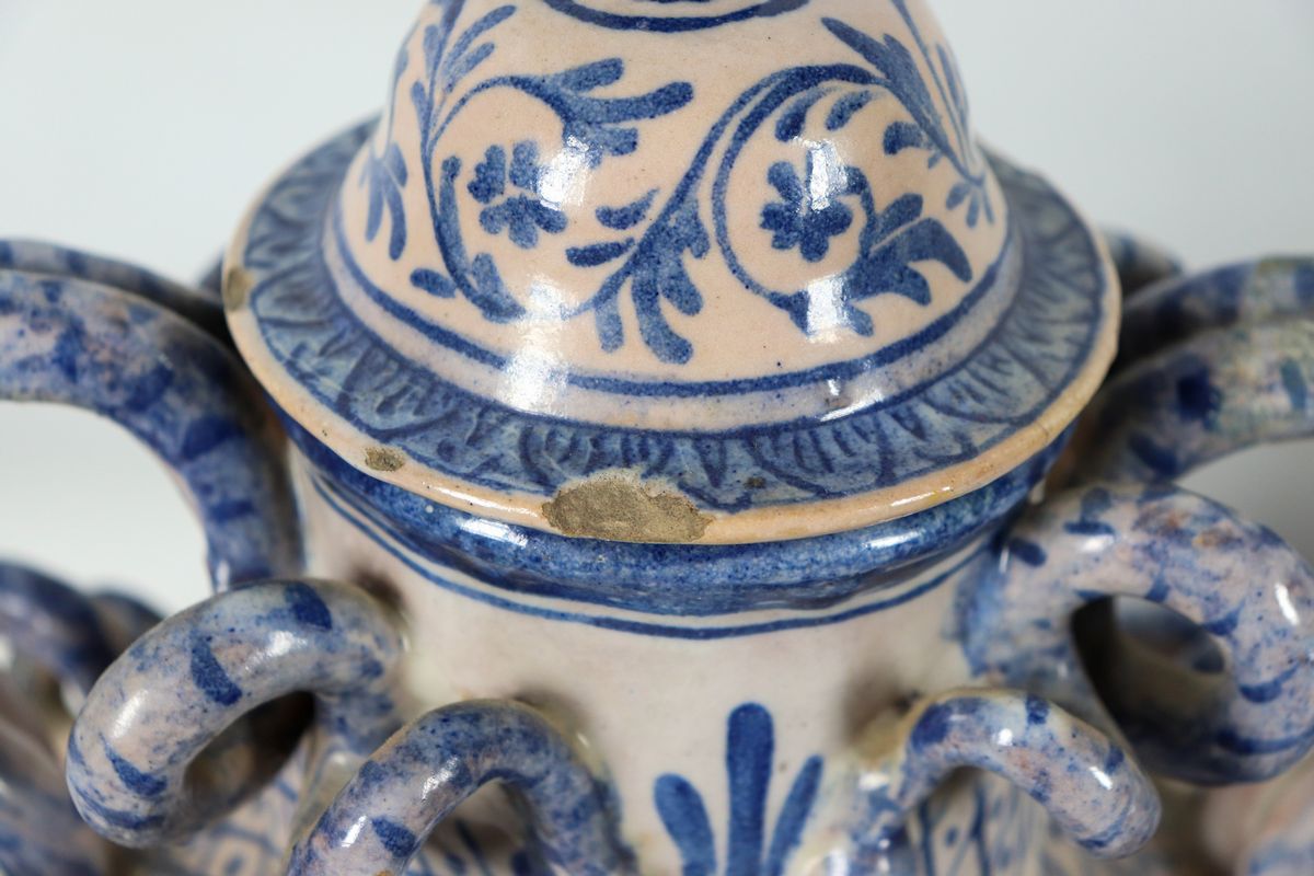 Coppia di vasi biansati con coperchi in maiolica smaltata di Savona decorati in monocromia blu co...