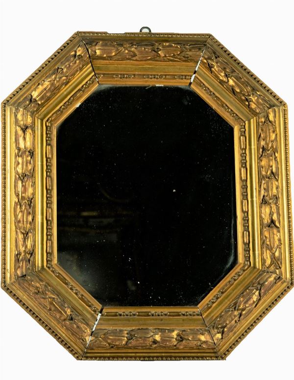 Octagonal frame in gilded wood