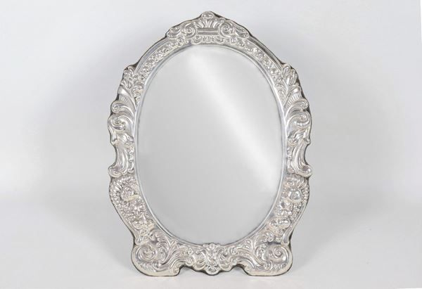 Specchio ovale da toletta in argento cesellato e sbalzato